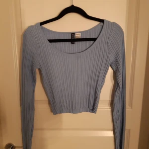 Blå topp - Blå topp från hm divided. Använd men i bra skick. Säljer då jag inte längre använder den. För mer frågor/bilder skriv.