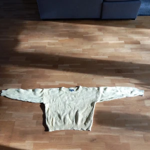 Från märket XOXO friends gul stickad tröja - Amvänd högst 8 gånger storlek 170