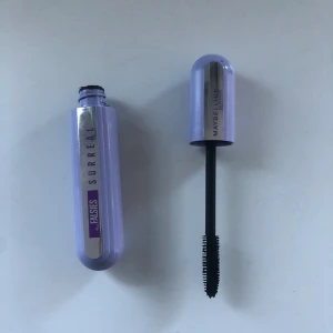 Maybelline New York mascara  - detta är en mascara från Maybelline New York Den är använd två till tre gånger men är väldigt bra skulle jag säga men jag har bättre man ska vara så den här får ryka 