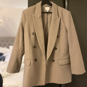 Kavajjacka - Beige/grå kavajjacka från hm i storlek S (jag skulle säga lite oversized). Inga skador. Nypris 600kr, säljer för 349kr❤️