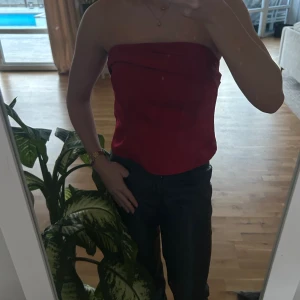 Röd satintopp - Säljer den här röda satintoppen, perfekt till sommaren eller festliga tillfällen! Använd endast en gång och har inga defekter 💕