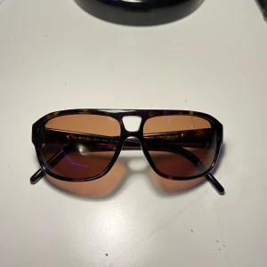 Vintage Björn Borg glasögon  - Säljer ett par riktigt fräna vintage pilot solglasögon från Björn Borg. Utmärkt skick utan några repor. Brun spräcklig färg i bågen och ett brunt glas.