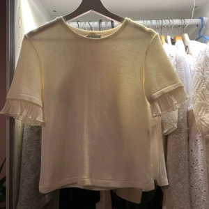 Zara topp - En finstickad topp från zara med volang på ärmarna. Använd ett fåtal gånger🩷