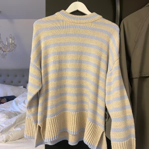 Randig tröha - Säljer denna randiga stickade tröja i strlk M från sisters point! Har bara använt några gånger. Nypris 500, mitt pris 450, men kan diskuteras!❤️