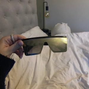 Raka solglasögon  - Raka solglasögon, knappt använda . Inga defekter , tillkommer fördral till . 