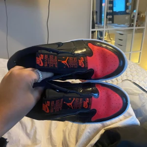 Jordans - Röd och svarta jordans skor , vet inte Model osv . Glansiga detaljer på vissa ställen , fint skick . 