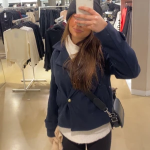 Kort Kappa - Perfekt till våren då den inte är så tjock. Inga snören utan guld knappar som man stänger med. Köpt i höstas men inte kommit till mycket användning. Köpt på Zara.