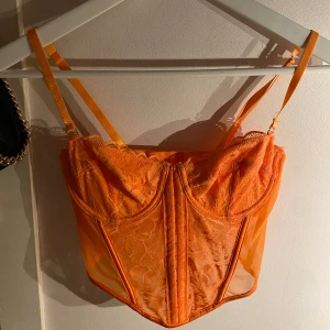 Korsett - Korsett i bra skick i en snygg orange/korall färg, så fin när man är brun🤍