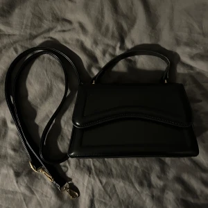 Väska - Säljer nu min väska ifrån shein som aldrig är använd💓 ord pris 94kr💓kom privat för fler bilder eller om du har några frågor💓