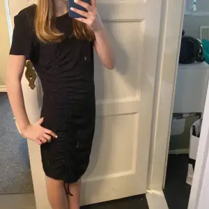 Super fin svart klänning.  Jag tar inte hand om frakt