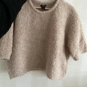 Stickad kortärmad - Jättesöt stickad kortärmad tröja från Lindex, lite teddyliknandd. Endast använd en gång. Nypris 600kr