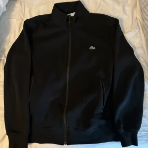 Lacoste zip - Säljer nu min fåtal använda zip på grund av att jag ska resa utomlands och kommer förmodligen bli intresserad av andra klädesplagg. Supen köptes 1 januari och har sen dess använts ett fåtal gånger (Max 10gånger)  Den är alltså i väldigt fint skick  M