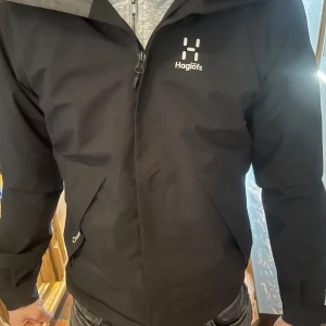 Haglöfs jacka - Snygg Haglöfs jacka. Skick 9/10. Modellen heter tjärn. Nypris 1399kr. 
