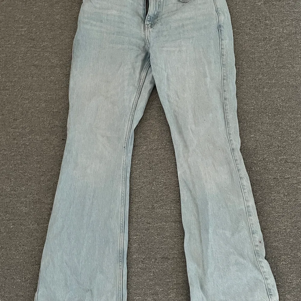 Supersnygga utsvängda jeans från Weekday. Bra skick! Modell: Sway Storlek: W28/L32. Jeans & Byxor.