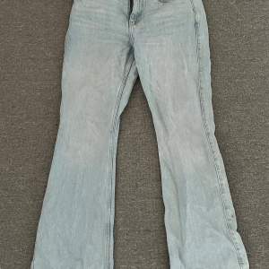 Supersnygga utsvängda jeans från Weekday. Bra skick! Modell: Sway Storlek: W28/L32