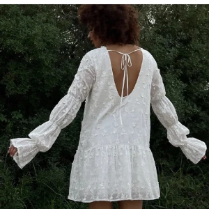 Nakd klänning - SÅÅ snygg klänning från Nakd. Köpte fel storlek, har vanligtvis 36-38 men den sitter bra ändå🤍