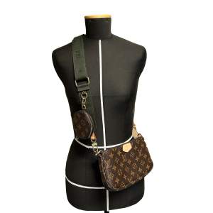Louis Vuitton väska med axelband och ”mini-väska”. Inköpt second hand så det finns inget äkthetsbevis, därav pris🌸👛