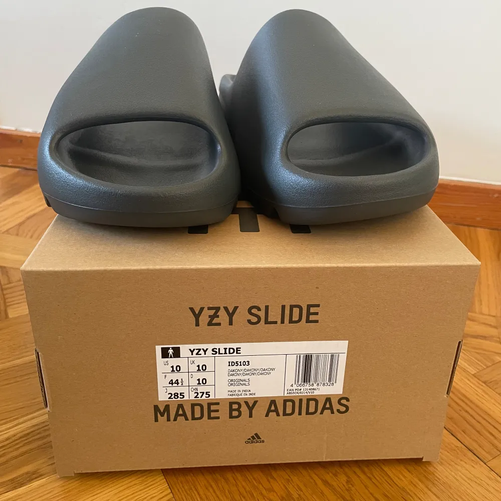 Min bror fick precis hem sina helt nya Yeezy Slides i färgen onyx men de passade inte honom så därav säljer jag de. . Skor.