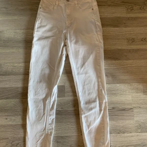 Jeans  - Från ginatricot, Molly high. Använda typ 2 ggr. Inga märken eller dylikt. Stretchiga och bekväma!! Passar dig med stl S,M.L Nypris 400kr