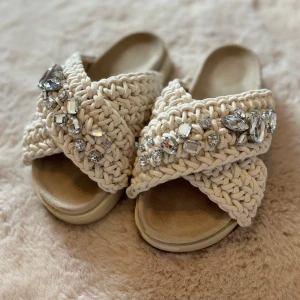 Inuikki tofflor - Inuikki Woven Stones White  Endast använda fåtal gånger så i väldigt fint skick! Storlek 37 Nypris 2399kr 