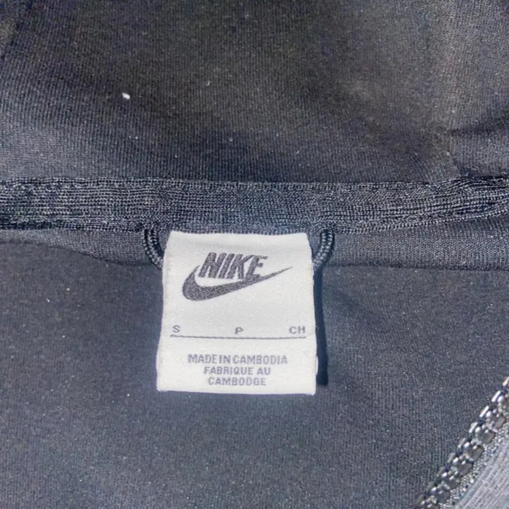 Tjena, säljer min snygga Nike tech tröja i färgerna svart och grå, ganska svår att få tag på, storleken är s men sitter som typ xs/ s, vid ytterligare frågor är det bara att höra av sig!. Hoodies.