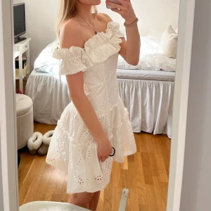 Vit klänning - Jättefin sommar eller studentklänning från Zara💕Köpte den för ett år sedan och finns inte längre att köpa. Den är aldrig använd och lappen sitter kvar. Pris kan diskuteras💕