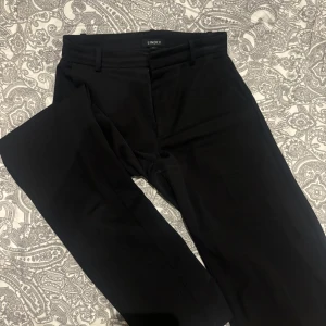 Svarta Kostymbyxor  - Fin kvalitet, säljer pga för små