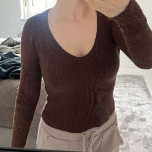 Ribbstickad tröja med v-neck  - Ribbstickad super fin tröja i brun  🩷🫶