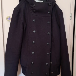 Jacka - Henri lloyd jacka storlek small eller liten medium, den är skön och varm bra till våren och hösten.  Säljer den då den inte kommer till användning.