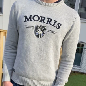 Morris Sweatshirt - Morris tröja som är i perfekt skick och som är riktigt snygg till våren! Modellen på bilden är 185cm lång och väger 77kg! 