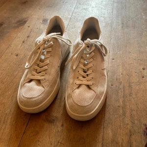 Veja V12 Sneakers size 44 - VEJA V12 Alveomesh Natural White i storlek 44.  Säljs pga fel storlek. Ser fortfarande ut som nya.  Perfekt för någon som söker stilrena och miljövänliga sneakers av hög kvalitet.