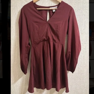 Vinröd klänning - Luftig klänning 