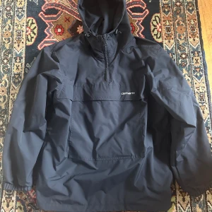 Carhartt WIP vindjacka  - Hej, säljer min carhartt vindjacka för att den börjar bli för liten. Använd fåtal gånger men är i samma skicka som när jag köpte den! Nypris 2095kr (Zalando)