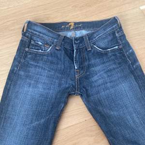 Low waisted vintage jeans i storlek 24🤍Coola bakfickor Bootcut/straight, för små för mig i storleken så därför säljs dem💫 Orginal pris 1200kr. Midjemått raktöver-36 Innerbenslängd-78