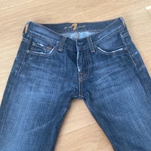 Vintage - Low waisted vintage jeans i storlek 24🤍Coola bakfickor Bootcut/straight, för små för mig i storleken så därför säljs dem💫 Orginal pris 1200kr. Midjemått raktöver-36 Innerbenslängd-78