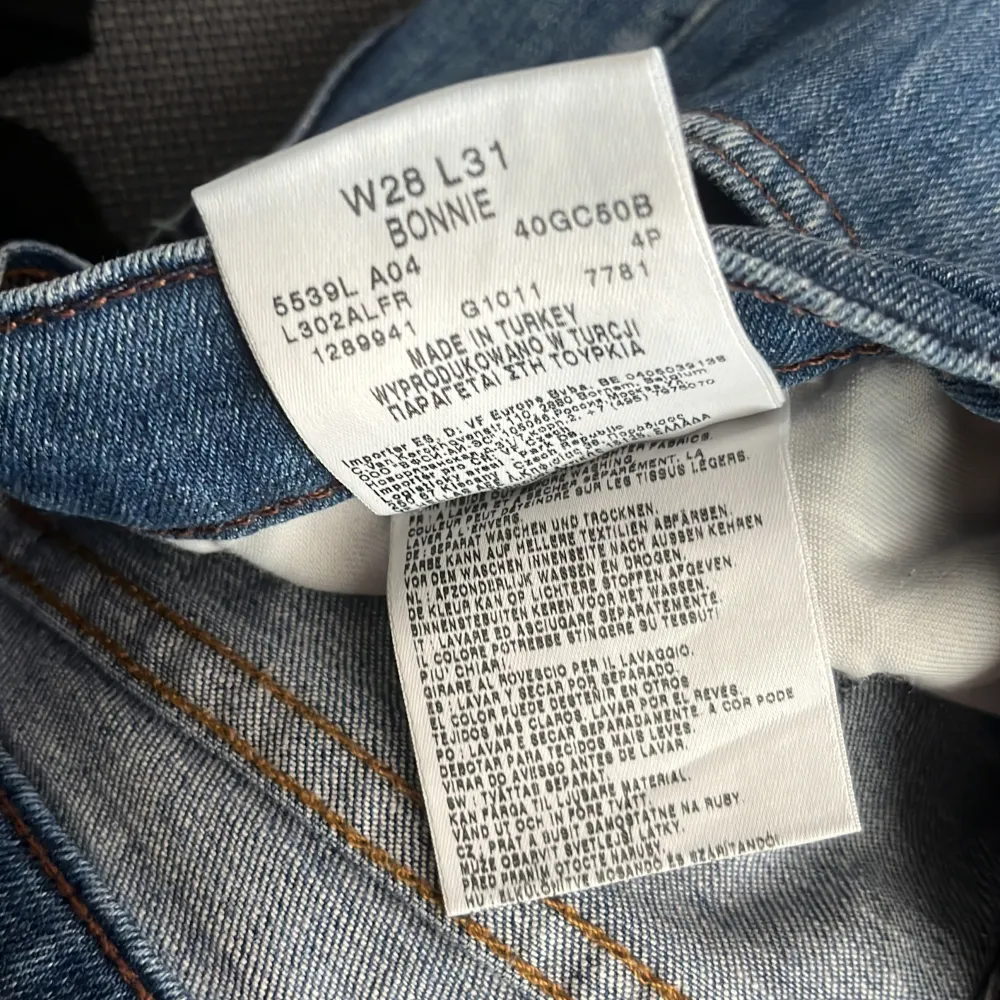 Ett par begagnad  Lee jeans i slim bootcut modell. . Jeans & Byxor.