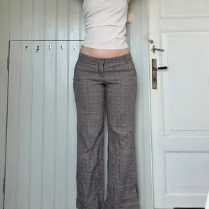 Lågmidjade kostymbyxor  - Rutiga kostymbyxor som sitter SÅ perfekt! Köpte i somras för 500kr men då de e lite långa för mig har jag aldrig sträckt mig efter de (därav uppvikta längst ner) är 170