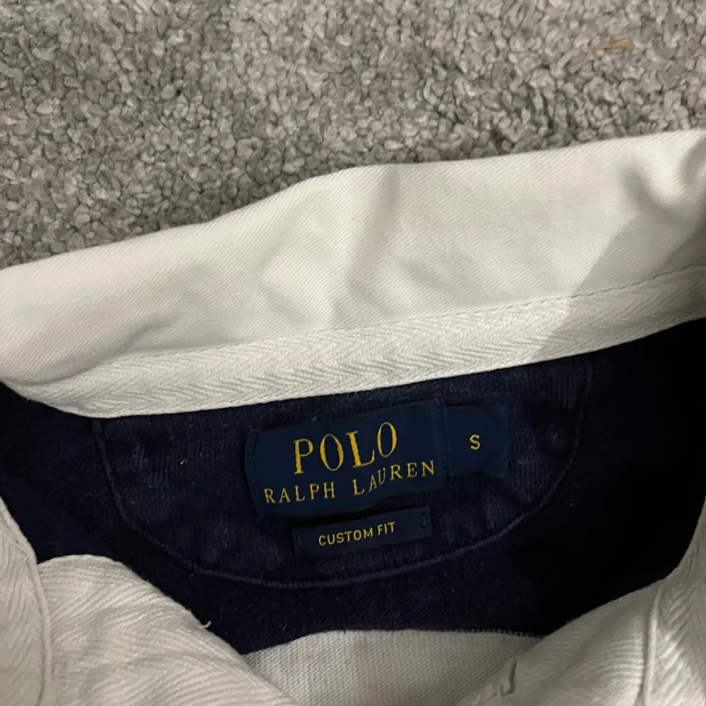 Säljer denna polo ralph lauren tröja storlek S eftersom den inte passar mig. Den har använts ungefär 3 gånger och den tvättas innan köp. . Skjortor.