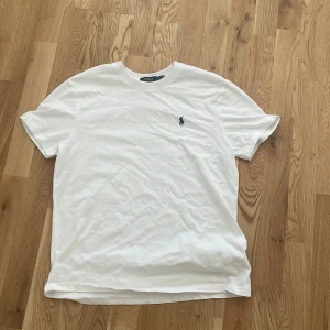Ralph Lauren Polo Tröja - Storlek M. Har endast testat, passa inte mig darför jag säljer den. För flera bilder eller frågor skriv bara 😃