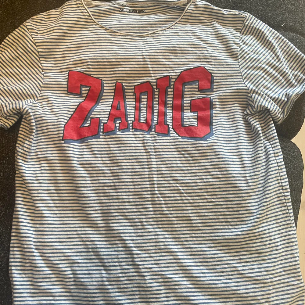 Säljer denna super fina t-shirt ifrån Zadig & Voltaire💙 Tröjan är köpt ifrån Sellpy för cirka 1 år sedan och är använd fåtal gånger sedan dess💙 Tröjan är i mycket bra skick🙏🏻🙏🏻. T-shirts.