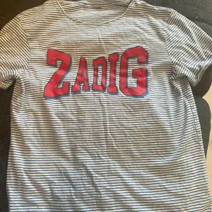 Säljer denna super fina t-shirt ifrån Zadig & Voltaire💙 Tröjan är köpt ifrån Sellpy för cirka 1 år sedan och är använd fåtal gånger sedan dess💙 Tröjan är i mycket bra skick🙏🏻🙏🏻