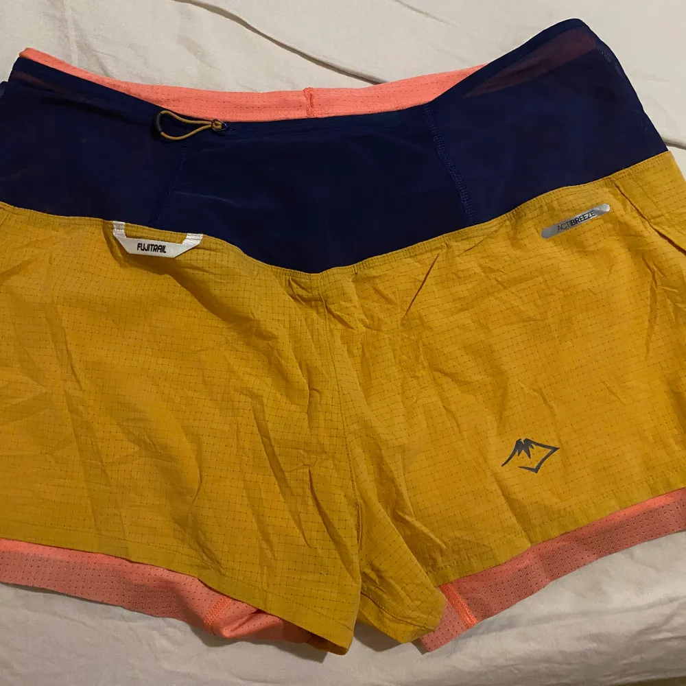 says M, but more like XS-S. good condition.. Shorts.