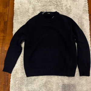 Snygg stickad tröja från arket - Säljer denna skitsnygga stickade tröja från arket i storlek M. Inga skador eller tecken på att den är använd. 