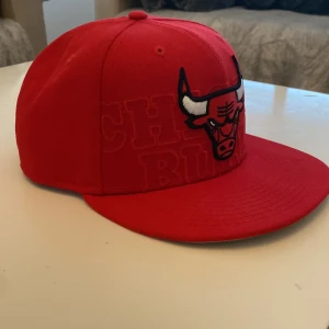 Bulls keps 1 Size - Fin i skick inte andvänd mycket medt legat i låda. Original bra kvalitet 10/10 Fin & Skön 250 Utan frakt 300 med frakt  