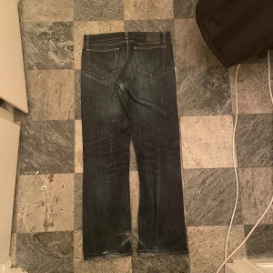Acne studios 1997 jeans  - straight fit jeans köpta i stockholm 2005-ish. har blivit reparerade i skrevet. otroligt vacker fade