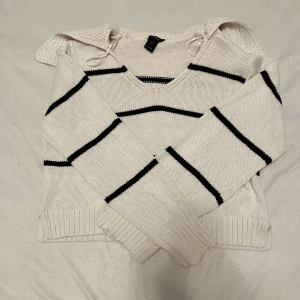 Vit o svart randig stickadtröja - Vit och svart randig tröja med krage och slitt i ärmen❤️ den är lagom använd