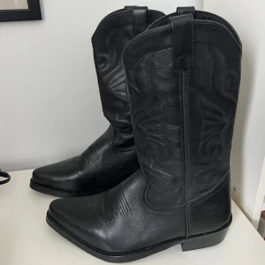 Cowboyboots - Oanvända cowboyboots i storlek 39. Supersnygga nu till våren! Köparen står för frakten! 💘