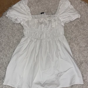 Vit klänning  - En jätte fin vit klänning som du kan ha även som vanligt och Off shoulder, jätte fin som student klänning väldigt stretchig och bekväm 