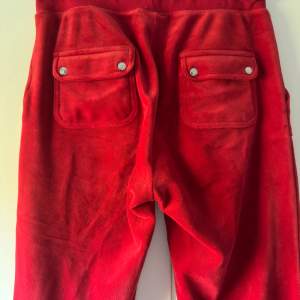 röda byxor från Juicy Couture i storlek S, bra skick förutom lite smuts på ena benet, går säkert bort i tvätten💞🙏