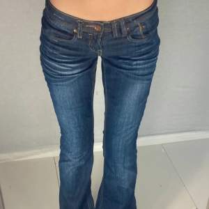 Jättesnygga lågmidjade bootcut jeans i strl 36💘 Tryck gärna på köp nu!